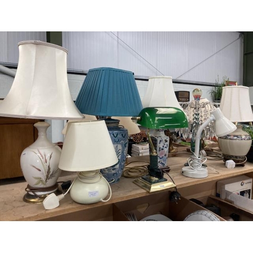 417 - 8 assorted lamps including a brass with green glass bankers lamp