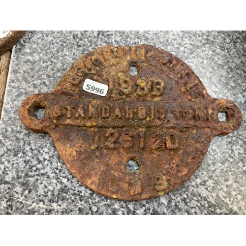 286 - 5 vintage cast railway signs - 'LNER Standard 12 tons 167476', '1930 Standard 19 tons 126120', 'LNER... 