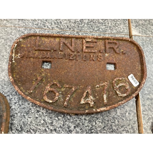 286 - 5 vintage cast railway signs - 'LNER Standard 12 tons 167476', '1930 Standard 19 tons 126120', 'LNER... 