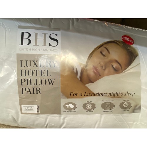 157 - 2 pairs of luxury hotel pillows & double duvet (new)