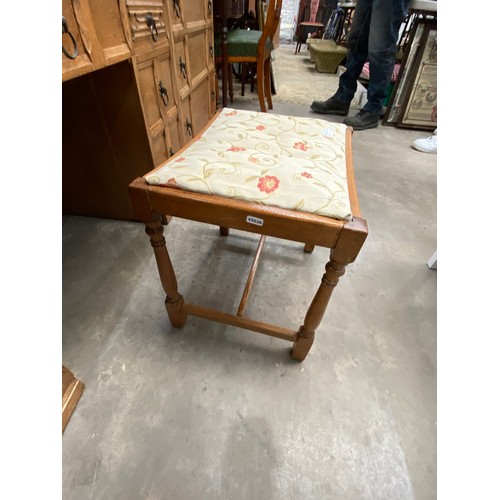 184 - Edwardian oak bedroom suite - 4 drawer chest 90H 78W 46D, bedside chest 68H 33W 32D & dressing table... 