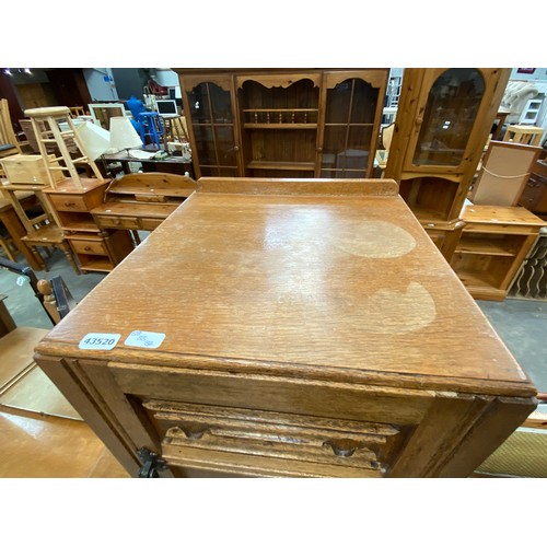 184 - Edwardian oak bedroom suite - 4 drawer chest 90H 78W 46D, bedside chest 68H 33W 32D & dressing table... 