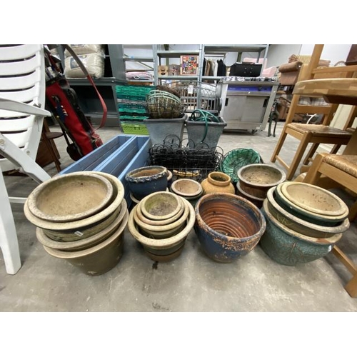 124 - Assorted ceramic planters in various sizes, hanging baskets, 2 wooden troughs etc