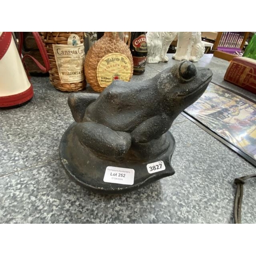 252 - Frog door stop/garden ornament