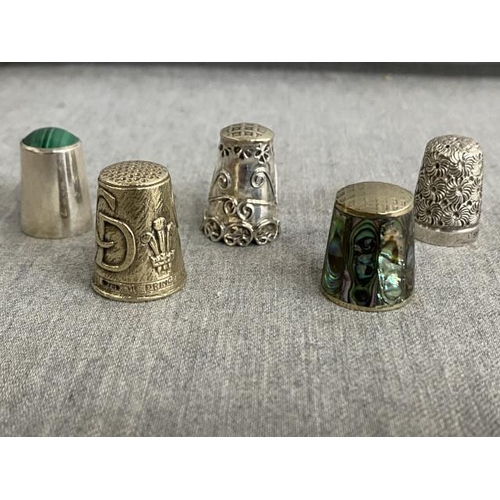 300 - 5 decorative thimbles inc. 4 silver & 1 abalone