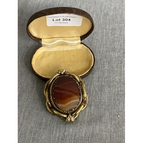 304 - Victorian gold tone & agate brooch