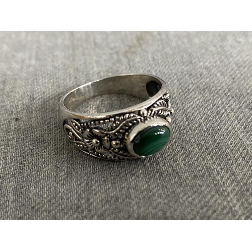 314 - Silver & malachite ring (size U)