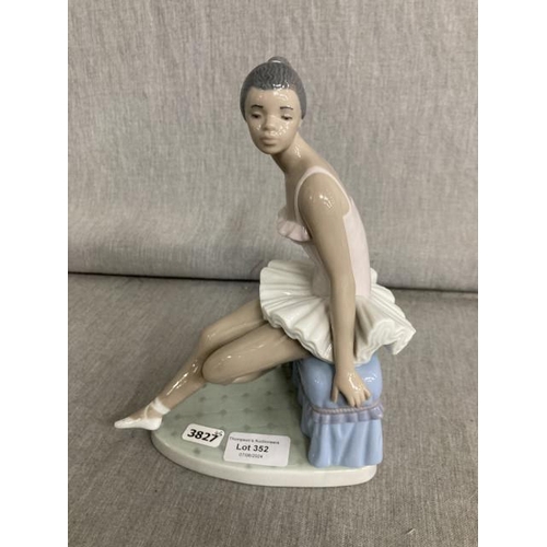 352 - LLadro ballerina figurine