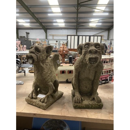 453 - 2 cast stone effect gargoyles 28 & 29cm H