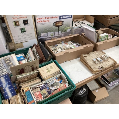 484 - 5 boxes of assorted loose cigarette and tea cards, Brooke Bond picture cards albums including Britis... 