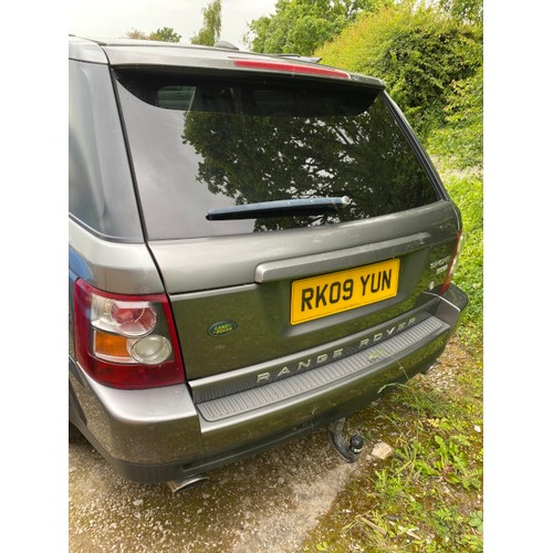 206 - RK09 YUN Land Rover Range Rover SP HSE TDV8 A estate in grey, diesel, 5 doors, 3628CC, 1 key fob, MO... 