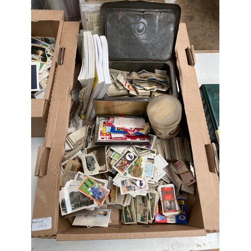 484 - 5 boxes of assorted loose cigarette and tea cards, Brooke Bond picture cards albums including Britis... 