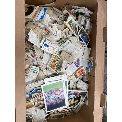 484 - 5 boxes of assorted loose cigarette and tea cards, Brooke Bond picture cards albums including Britis... 