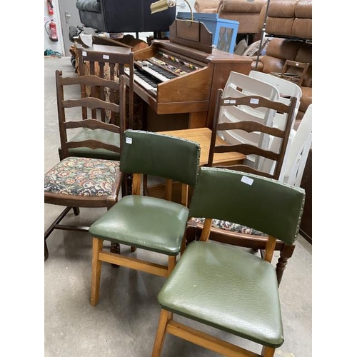 30 - Oak lamp table 56H 50W 50D and 5 assorted chairs including 2 oak ladder back chairs, Yamaha Electone... 