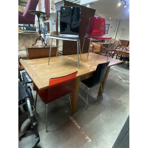 35 - Good quality oak fold over kitchen table 75H 90W 90D and 4 acrylic chairs (2 red & 2 black)