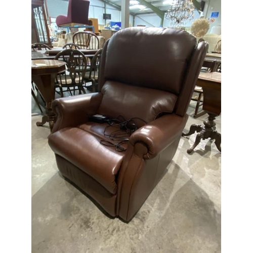 70 - Good quality leather electric rise and recline armchair 86W