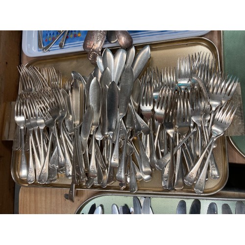 438 - King's Own Yorkshire Light Infantry Sergeants Mess cutlery (inscribed on handles) including large an... 