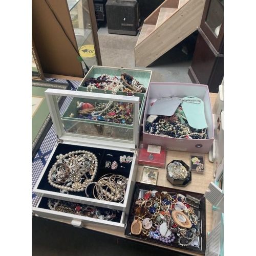 412 - Collection of costume jewellery & 2 jewellery boxes inc. pearls, bangles, T bar bracelet, rings, vin... 