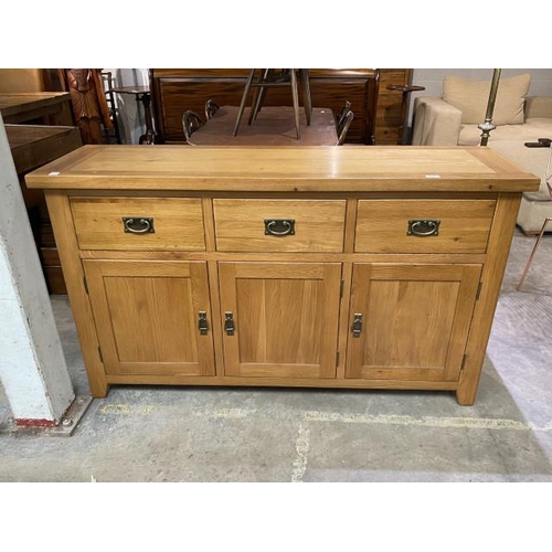 46 - Good quality oak 3 drawer/3 door sideboard 87H 149W 44D