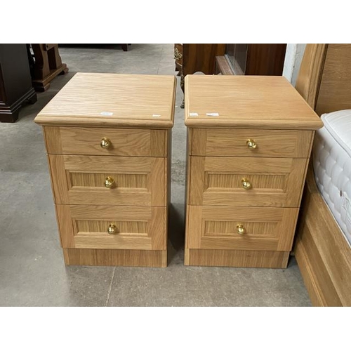 90 - Pair of good quality oak 3 drawer bedside chests 64H 44W 53D