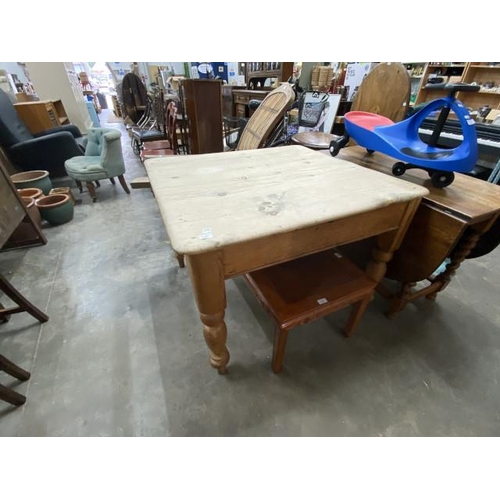 207 - Victorian pine kitchen table 77H 106W 98D