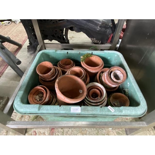 224 - Box of assorted terracotta planters in various sizes