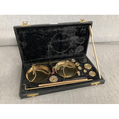 466 - Vintage traditional Goldsmith brass scales and weights in a wooden box (complete)