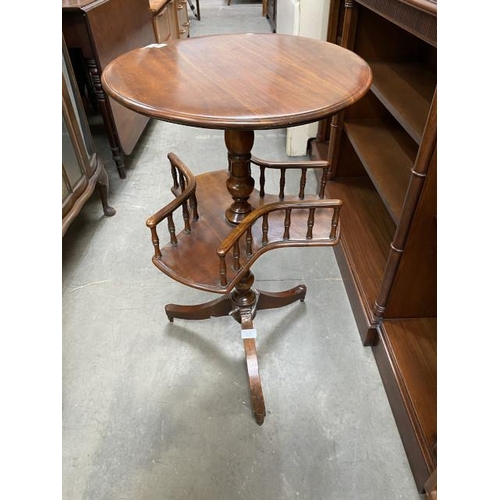 49 - Victorian mahogany pedestal wine table with galleried under tier 75H 43cm diameter