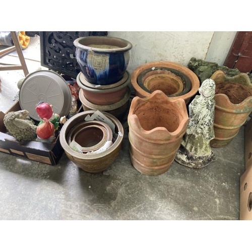 522 - Assorted planters including terracotta (in various sizes) garden gnomes etc