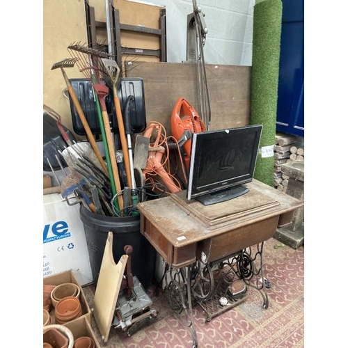 525 - Assorted gardening tools, Singer treadle sewing machine, snow shovels etc (all sold as seen) black d... 