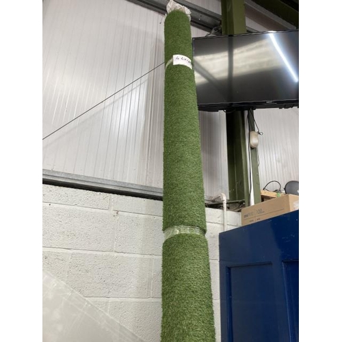 527 - 4.6 x 4M roll of artificial grass (new)