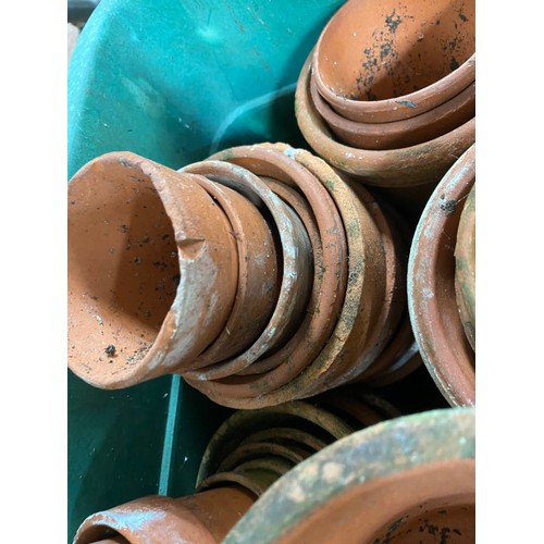 224 - Box of assorted terracotta planters in various sizes