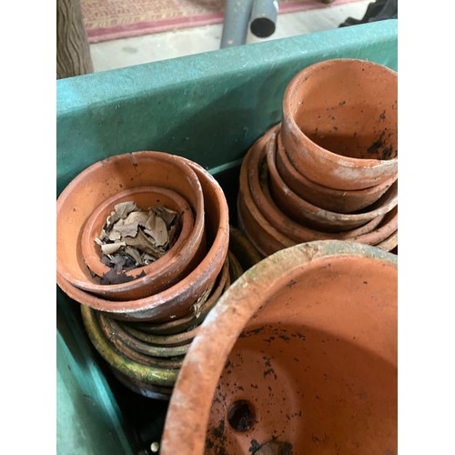 224 - Box of assorted terracotta planters in various sizes