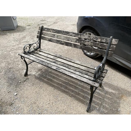 231 - Wood/metal garden bench 122W