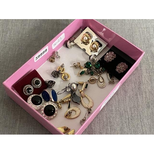 315 - 17 pairs of earrings plus 3 singles inc. 9ct gold 1.3g, silver, jet, citrine, enamel, Jean Andre etc... 