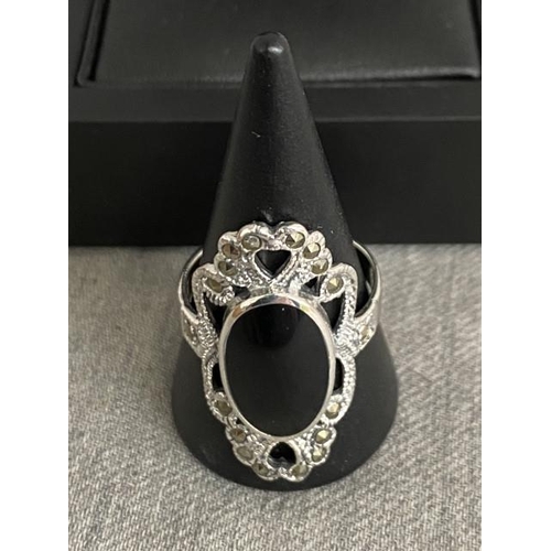 325 - Silver, jet & marcasite ring, size R