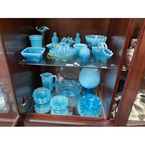 392 - 2 shelves of Hobnail, opaline, Vaseline, Victorian & later glassware, 23 pieces