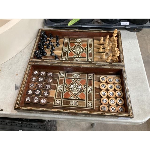 417 - Parquetry inlaid chess & backgammon set with boxwood pieces