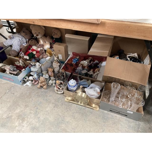 476 - Assorted collectables including a box of 9 porcelain dolls with accessories, 2 Willow Tree figurines... 