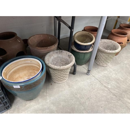 487 - Assorted planters of various sizes including ceramic and stone and 4 terracotta strawberry planters ... 