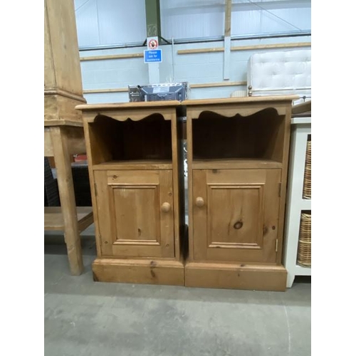 39 - Pair of pine bedside cupboards 76H 40W 40D