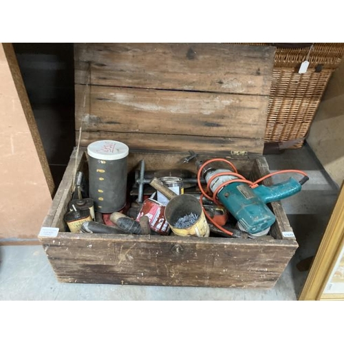 420 - Old wooden trunk containing hand tools, Black & Decker H264-H15 drill, grease gun, rasps, screws etc... 