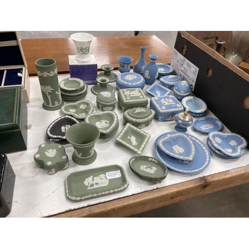 432 - Good collection of green, blue and black Wedgwood Jasper ware including ash trays, trinket boxes, ca... 