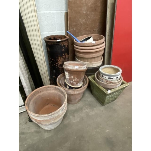 7 - Assorted garden planters including terracotta and plastic (in various sizes)