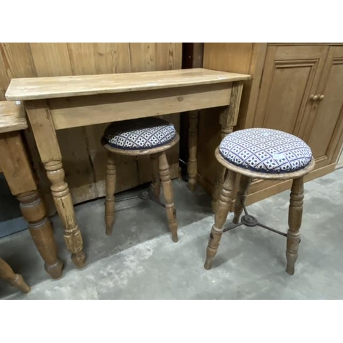 83 - Victorian pine console table 75H 90W 40D and 2 Victorian tavern stools in elm