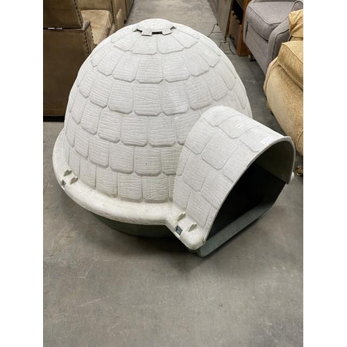 107 - Iglooo dog house (plastic) 80H 90W 95D