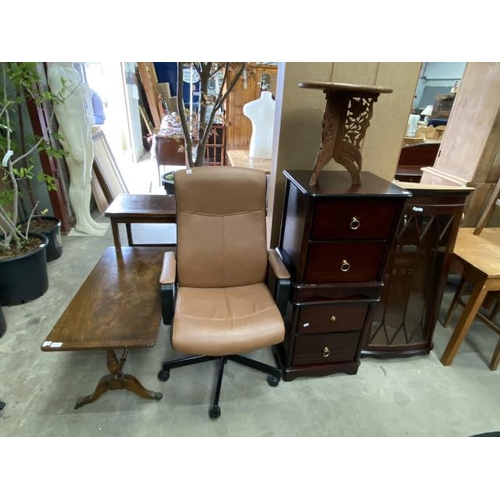 118 - Tan leather swivel office chair 64W, mahogany coffee table 49H 91W 45D, an oak fold over tea trolley... 