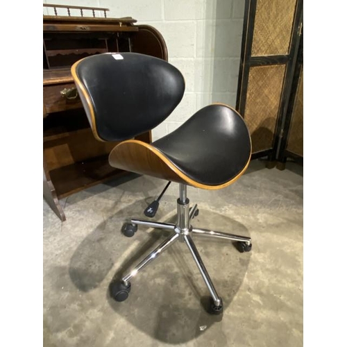 140 - Eames style walnut framed swivel office chair 53W