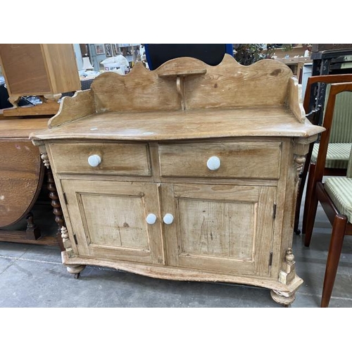 199 - Victorian pine washstand 102H 115W 52D