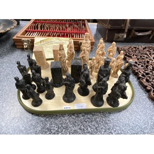 285 - Resin Knight themed chess pieces, 32 pieces